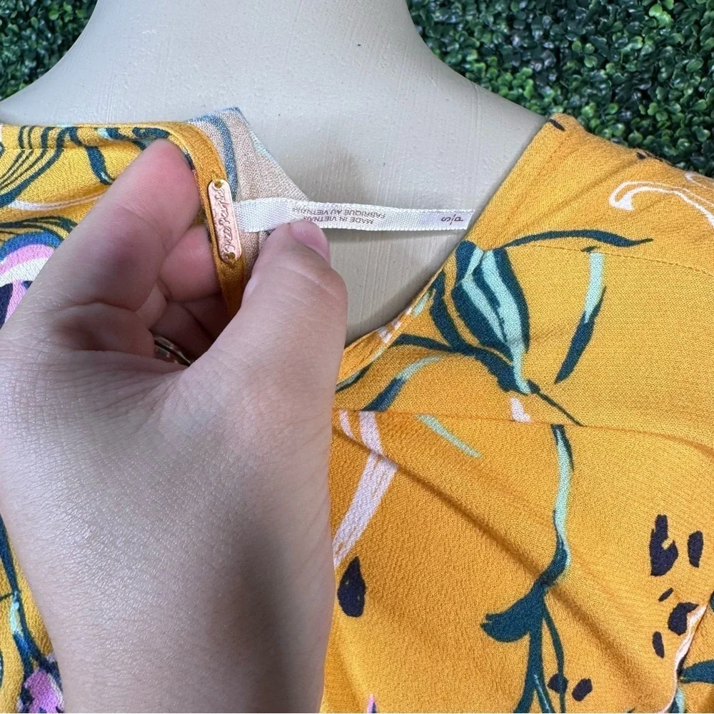 Nwot Free people bell‎ sleve yellow flowey top
